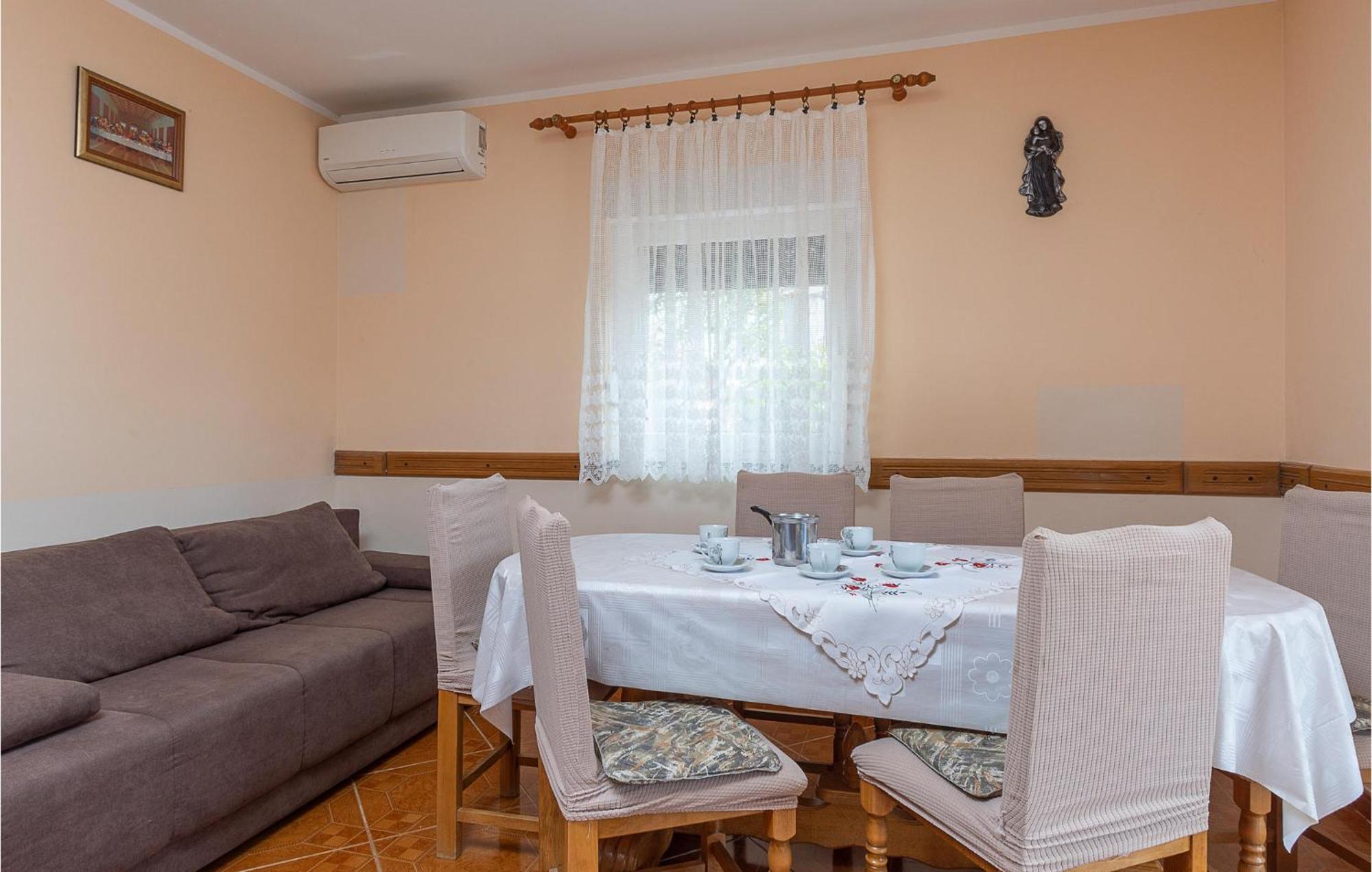 1 Bedroom Nice Apartment In Betiga Barbariga Extérieur photo