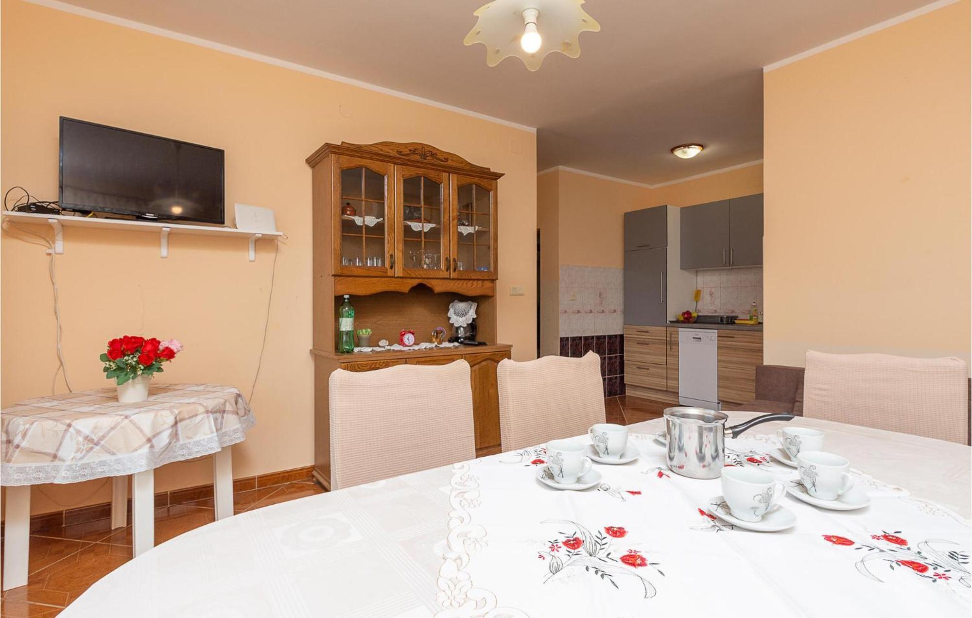 1 Bedroom Nice Apartment In Betiga Barbariga Extérieur photo